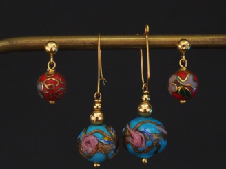 Vente aux enchères Ensemble comprenant :  - une paire de perce-oreilles en or jaune, à dé