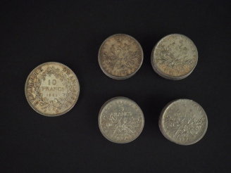 Vente aux enchères Ensemble comprenant :  - deux pièces de 10 Francs en argent, 1965. - t