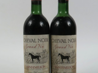 Vente aux enchères 2 BOUTEILLES CHEVAL NOIR SAINT EMILION - 1967 - 1 LB/1 HEP/ES