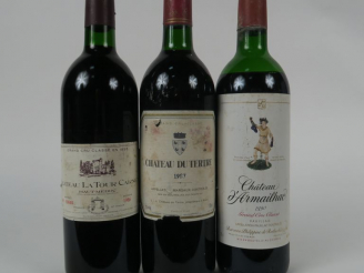 Vente aux enchères 3 BOUTEILLES : 1 CHÂTEAU LA TOUR CARNET HAUT-MEDOC 1986 ELT - 1 CHÂTEA