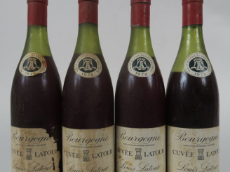 Vente aux enchères 4 BOUTEILLES CUVEE LATOUR LOUIS LATOUR - 1972 - 2 à 4,5 CM/5 CM/7 CM/E