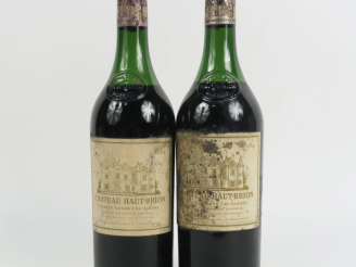 Vente aux enchères 2 BOUTEILLES CHÂTEAU HAUT BRION 1er GCC GRAVES - 1964 - 5,5 CM/1 EA/1 