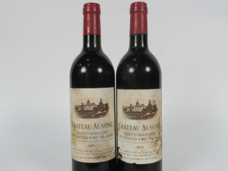 Vente aux enchères 2 BOUTEILLES CHÂTEAU AUSONE 1er GCC SAINT EMILION - 1979 - 1 BG/1 LB/E