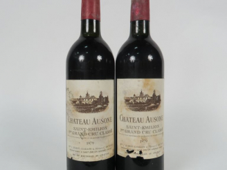 Vente aux enchères 2 BOUTEILLES CHÂTEAU AUSONE 1er GCC SAINT EMILION - 1979 - 2 BG/ES/ET/