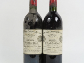 Vente aux enchères 2 BOUTEILLES CHÂTEAU CHEVAL BLANC 1er GCC ST EMILION - 1979 - BG/ES
