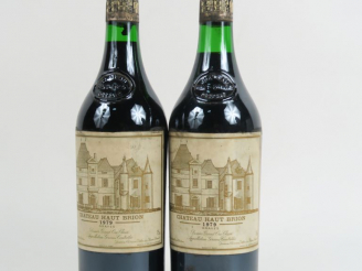 Vente aux enchères 2 BOUTEILLES CHÂTEAU HAUT BRION 1er GCC GRAVES - 1979 - ELS