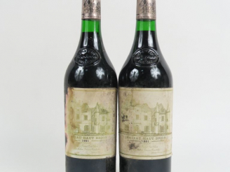 Vente aux enchères 2 BOUTEILLES CHÂTEAU HAUT BRION 1er GCC GRAVES - 1981 - 1 ETA/1 EA