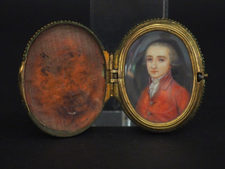Miniature XVIIIème, "Portrait d'homme au jabot et habit rouge", dans s