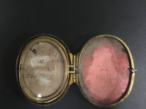 Miniature XVIIIème, "Portrait d'homme au jabot et habit rouge", dans s