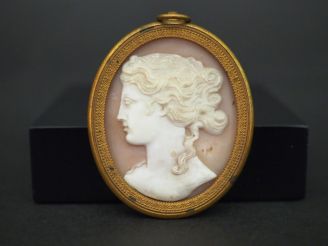 Vente aux enchères Médaillon de style Empire en laiton entourant un camée coquille figura