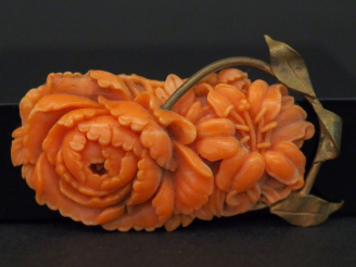 Vente aux enchères Pendentif en corail, à décor de fleurs. Monture en métal, à décor de f
