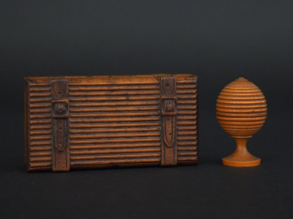 Vente aux enchères Boîte à timbres en bois sculpté en forme de sacoche. Dim. 9 x 4,5 x 2 