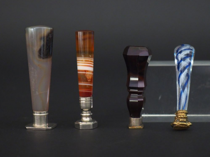4 différents cachets XIXème ou début XXème en agate et verre filé.