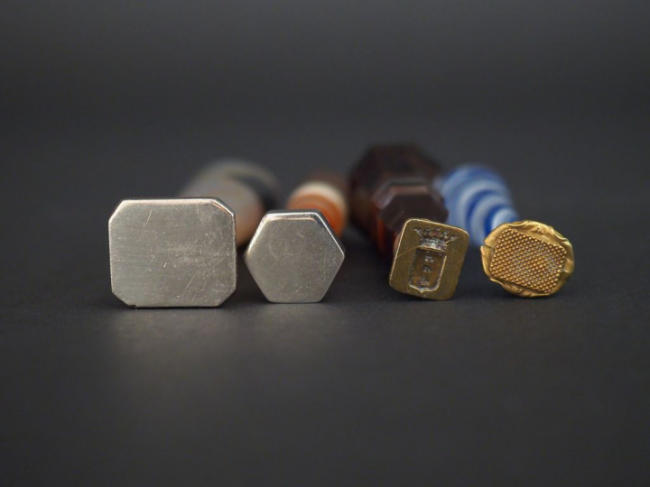 4 différents cachets XIXème ou début XXème en agate et verre filé.