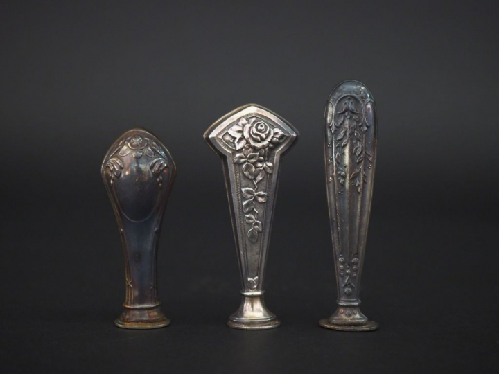 3 différents cachets Napoléon III ou 1900 en argent ou métal argenté.