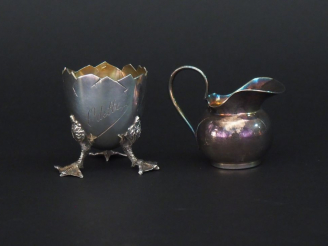 Vente aux enchères Coquetier en argent reposant sur un piètement tripode figurant des pat