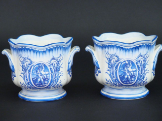 Vente aux enchères 	Paire de petits cache pots en faïence de Gien, décor en camaïeu bleu 