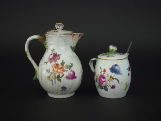Vente aux enchères MEISSEN. Verseuse en porcelaine XVIIIème à côtes torses à décor polych
