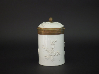 Vente aux enchères Pot à pommade XVIIIème en porcelaine tendre émaillée à décor en relief