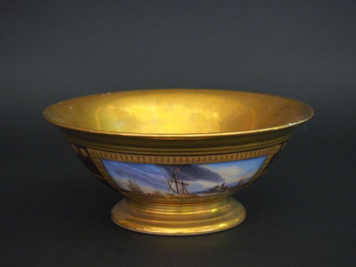 Coupe sur talon en porcelaine de style Empire, à décor dans des réserv