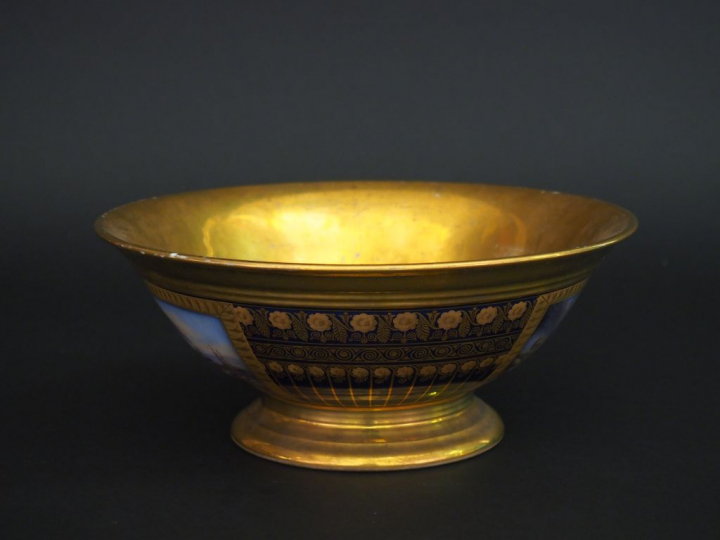 Coupe sur talon en porcelaine de style Empire, à décor dans des réserv