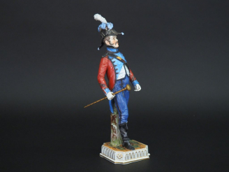 Vente aux enchères 	Statuette en porcelaine de Capodimonte tambour major de l’armée Impér