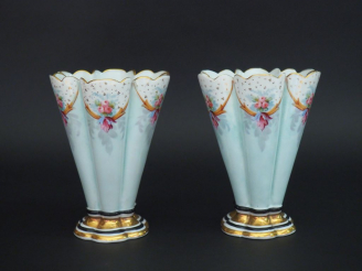 Vente aux enchères 	Paire de vases cornet Napoléon III en porcelaine de Paris, à décor de
