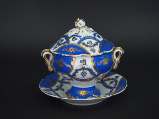 Vente aux enchères 	Sucrier Napoléon III et son présentoir en porcelaine de Paris, à déco