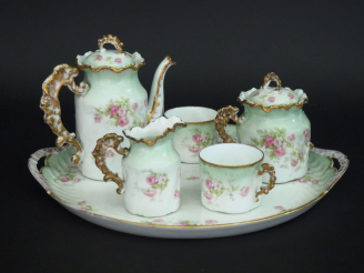 Vente aux enchères Service tête à tête en porcelaine de style Rocaille, à décor de roses 