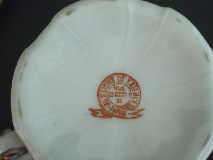 Service tête à tête en porcelaine de style Rocaille, à décor de roses 