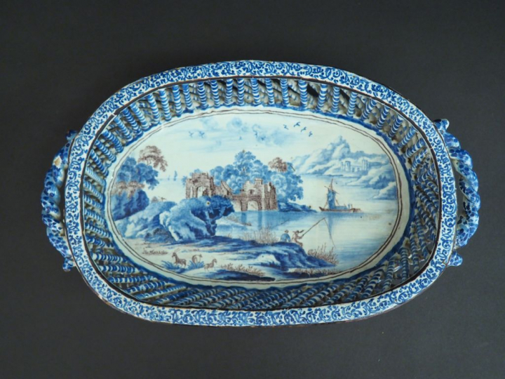 Corbeille XVIIIème en faience de Nevers, à décor de paysage lacustre a