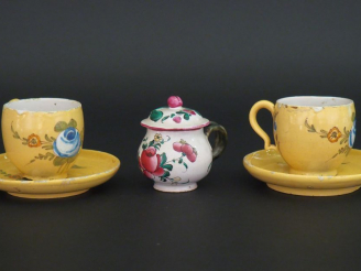 Vente aux enchères Paire de tasses et sous tasses fin XVIIIème en faïence du midi à décor