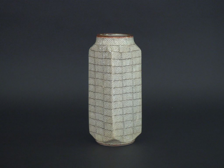 Vase moderne en céramique Extrême Orient à l'imitation du galuchat. H.