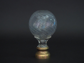Vente aux enchères Boule d'escalier en verre soufflé à décor de spirales. H. 22 cm