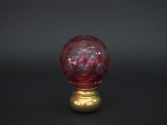 Vente aux enchères Boule d'escalier en cristal bicolore. H. 14 cm