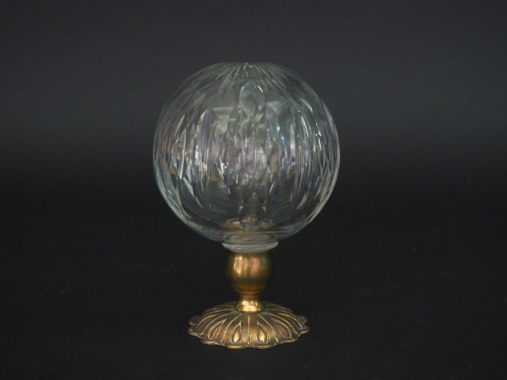 Boule d'escalier en verre ou cristal taillé. H.18 cm