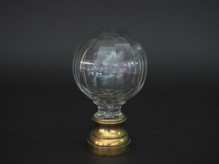 Boule d'escalier en verre ou cristal taillé. H. 16,5 cm