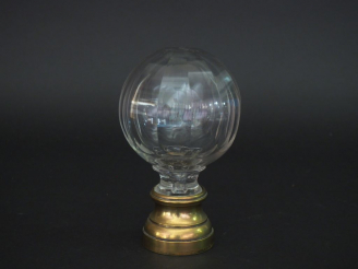 Vente aux enchères Boule d'escalier en verre ou cristal taillé. H. 16,5 cm