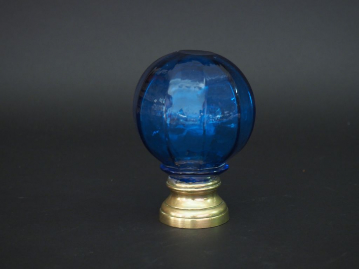 Boule d'escalier en verre bleu. H. 14 cm