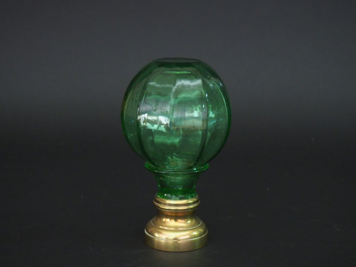 Boule d'escalier en verre vert. H. 16 cm