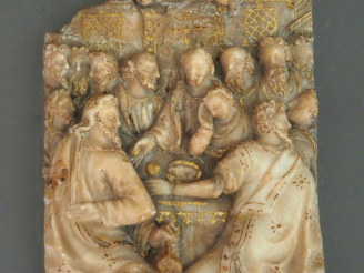 Vente aux enchères Plaque en albâtre XVIème "le Christ et les apôtres", rehauts de dorure
