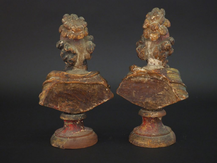 Paire de sujets italiens XVIIIème en bois sculpté polychrome "portrait
