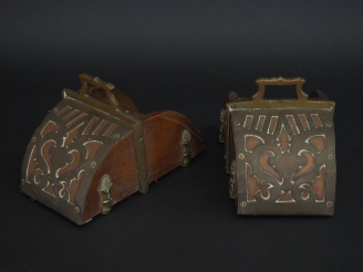 Vente aux enchères Paire d'étriers XIXème en bronze, laiton et bois naturel, à décor d'en