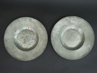 Vente aux enchères Paire de plats cardinaux anciens en étain. Diam. 34,5 cm