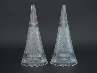 Vente aux enchères 	Paire de vases cornet Napoléon III en cristal gravé à décor de croisi