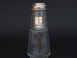 Vente aux enchères Verre à eau en cristal, monture en argent, à décor de cannelures compr