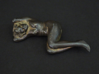 Vente aux enchères Sujet 1900 en bronze "odalisque". L. 9 cm.
