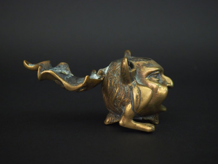 Encrier en bronze représentant une figure de grotesque. H.8 cm.