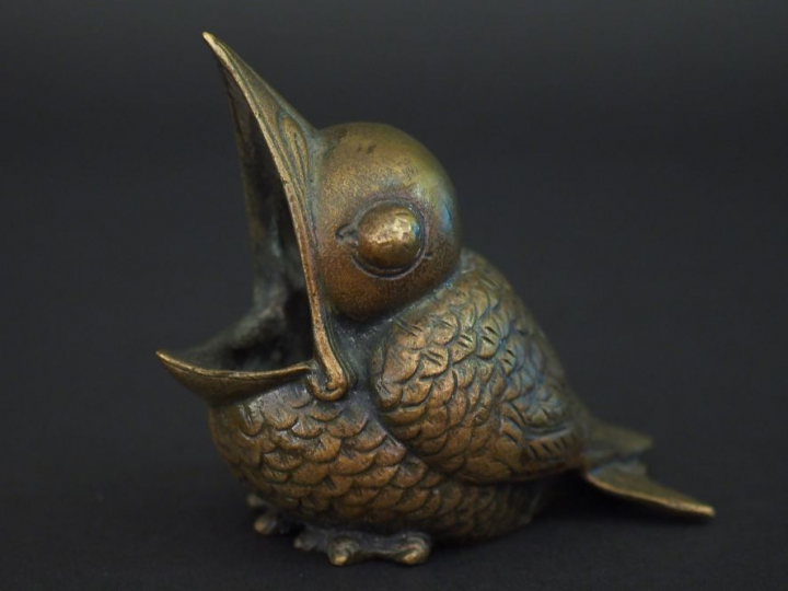 Encrier XXème en bronze figurant un moineau. Dim. 9 x 10 cm.