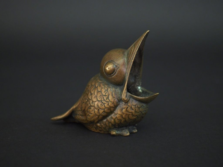 Encrier XXème en bronze figurant un moineau. Dim. 9 x 10 cm.